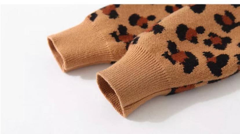 “Close-up of the Girls’ Cheetah Print Crew Neck Sweater sleeve, showcasing the soft, high-quality fabric and intricate cheetah pattern. The attention to detail adds both style and comfort to this trendy and playful sweater for girls.”